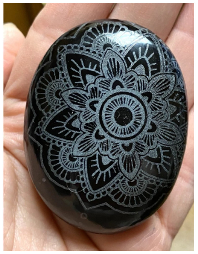 Galet obsidienne gravure mandala