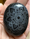Galet obsidienne gravure mandala